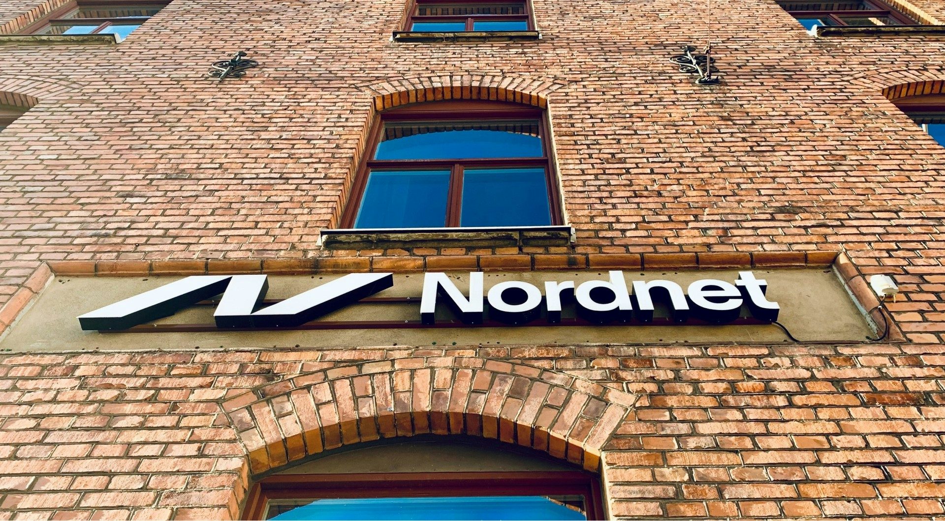 Facade with Nordnet sign.